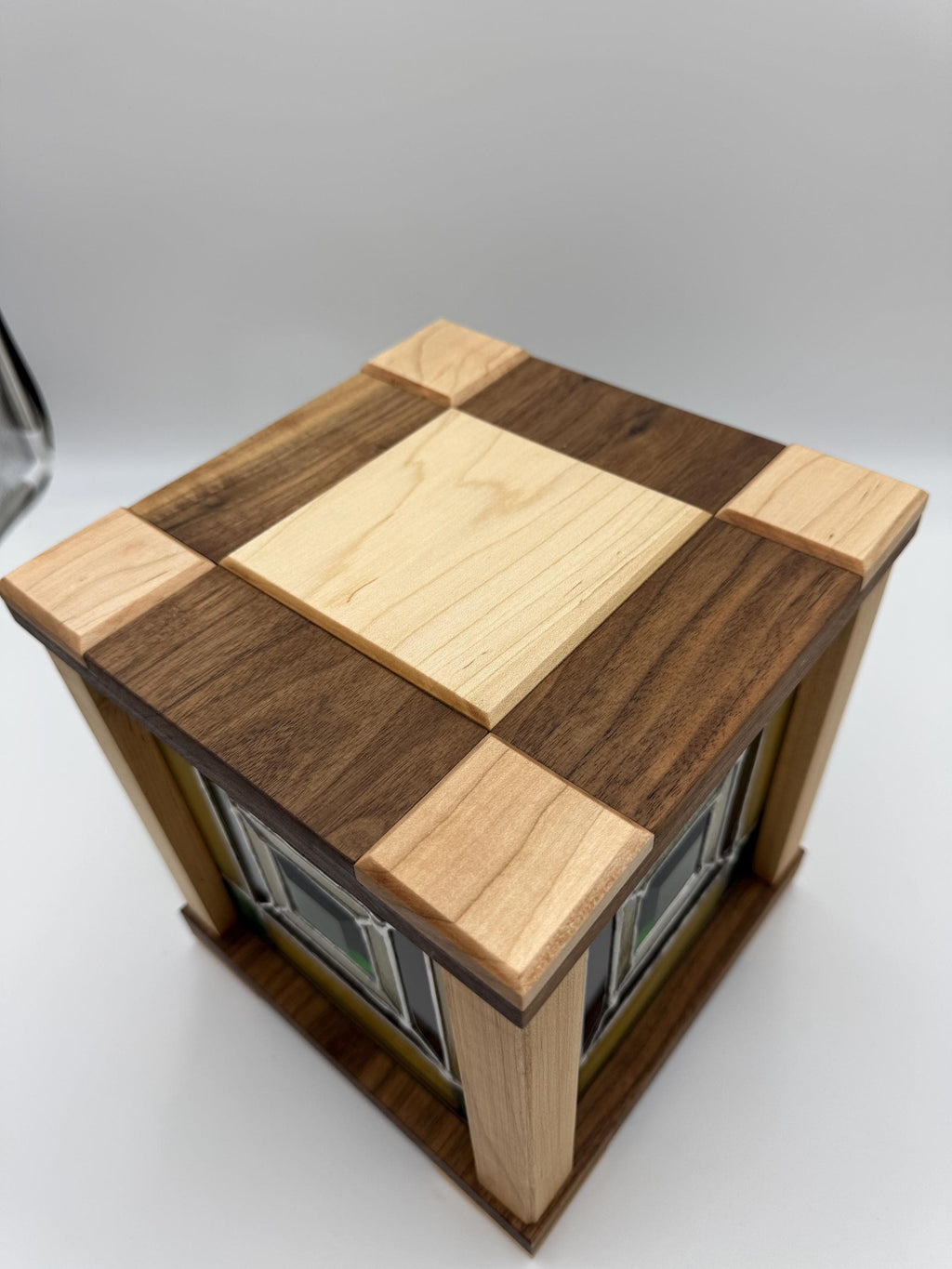 Verdant Light – Handcrafted Stained Glass & Hardwood Accent Lamp