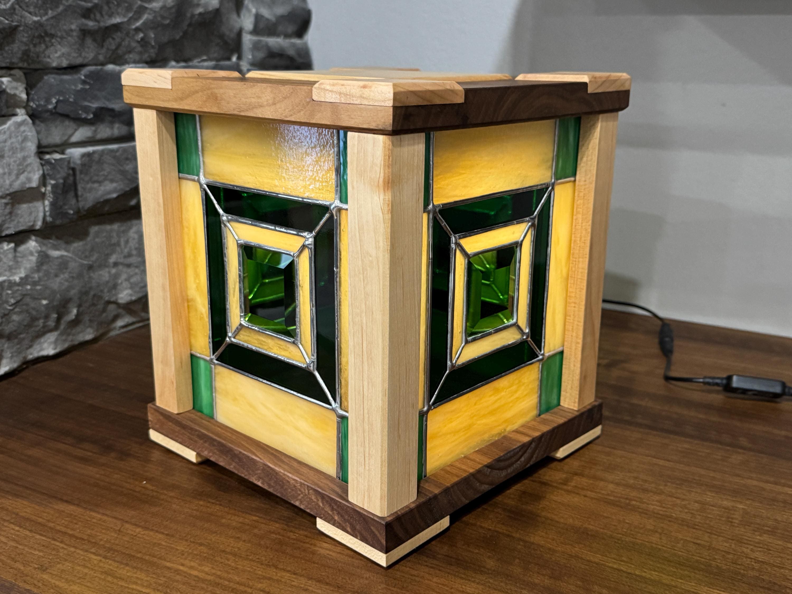 Verdant Light – Handcrafted Stained Glass & Hardwood Accent Lamp