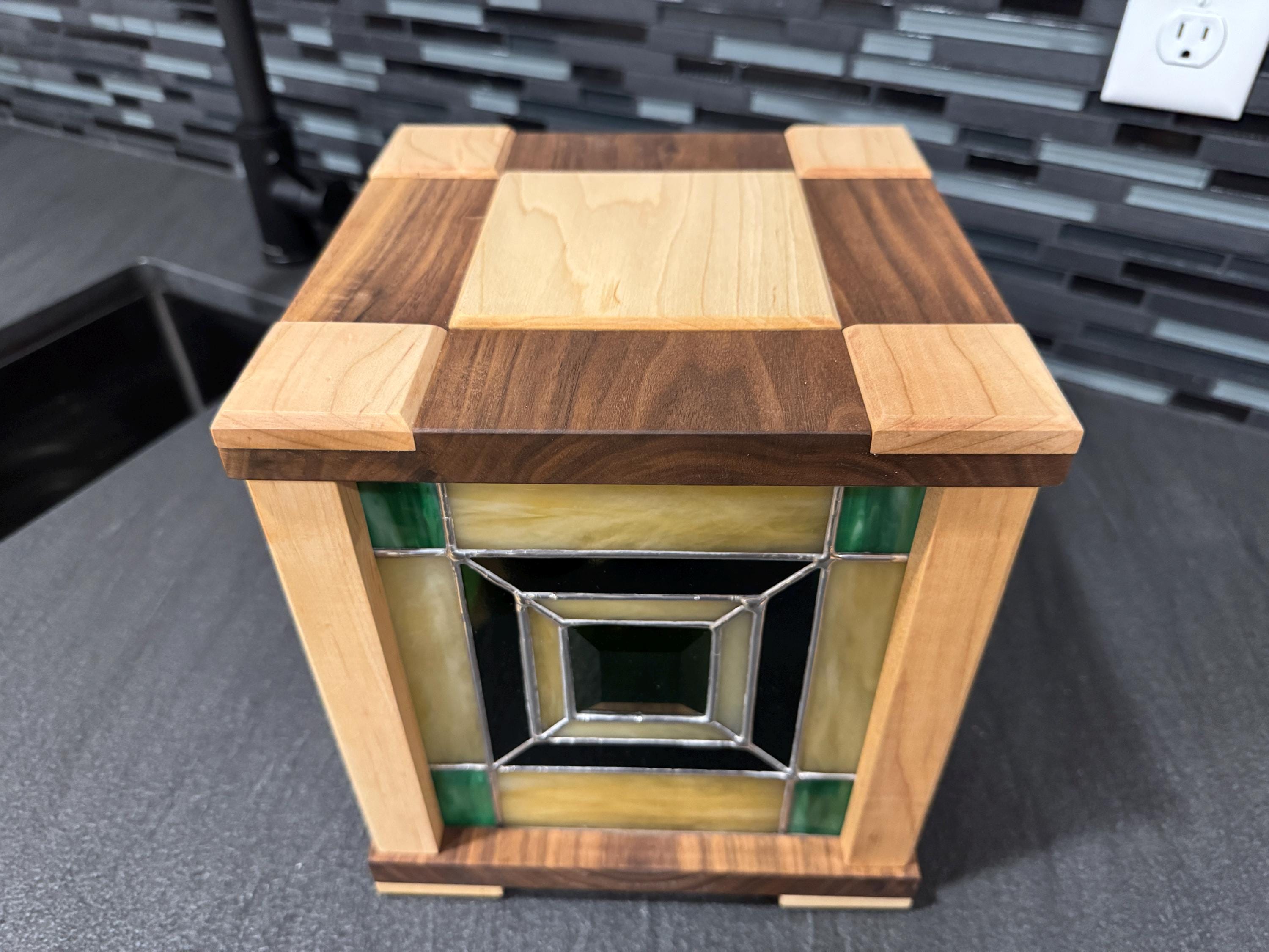 Verdant Light – Handcrafted Stained Glass & Hardwood Accent Lamp